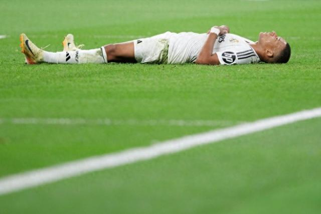 中超赛场争议判罚：VAR引发讨论,