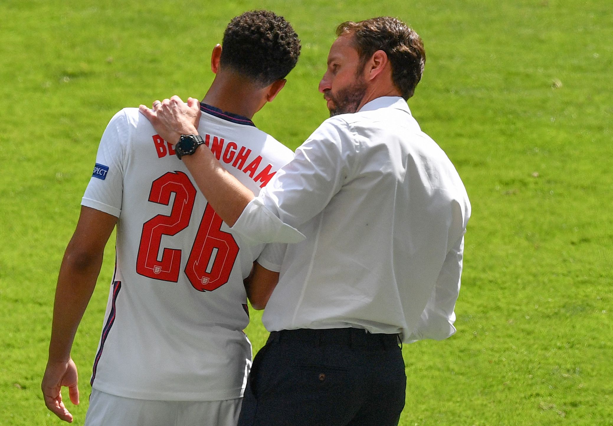 英超本周最佳阵容：曼城三人表现出色，但布鲁诺抢尽风头（英超周最佳：曼城三将状态火热，布鲁诺成最大赢家）