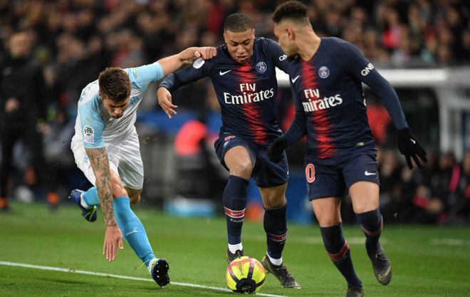 德媒：金玟哉大腿肌肉疼痛，可能会伤缺数场（德媒：金玟哉大腿肌肉不适，或将缺阵多场比赛）